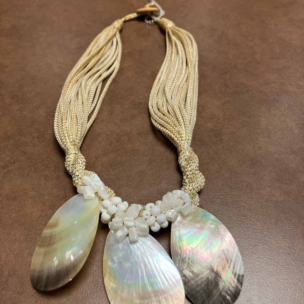 Elegant Gold and Pearl Necklace